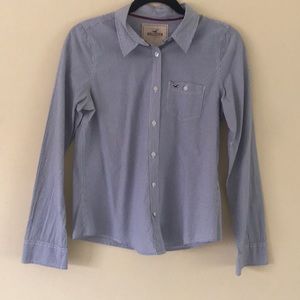 Hilo’s tee blue and white button up shirt